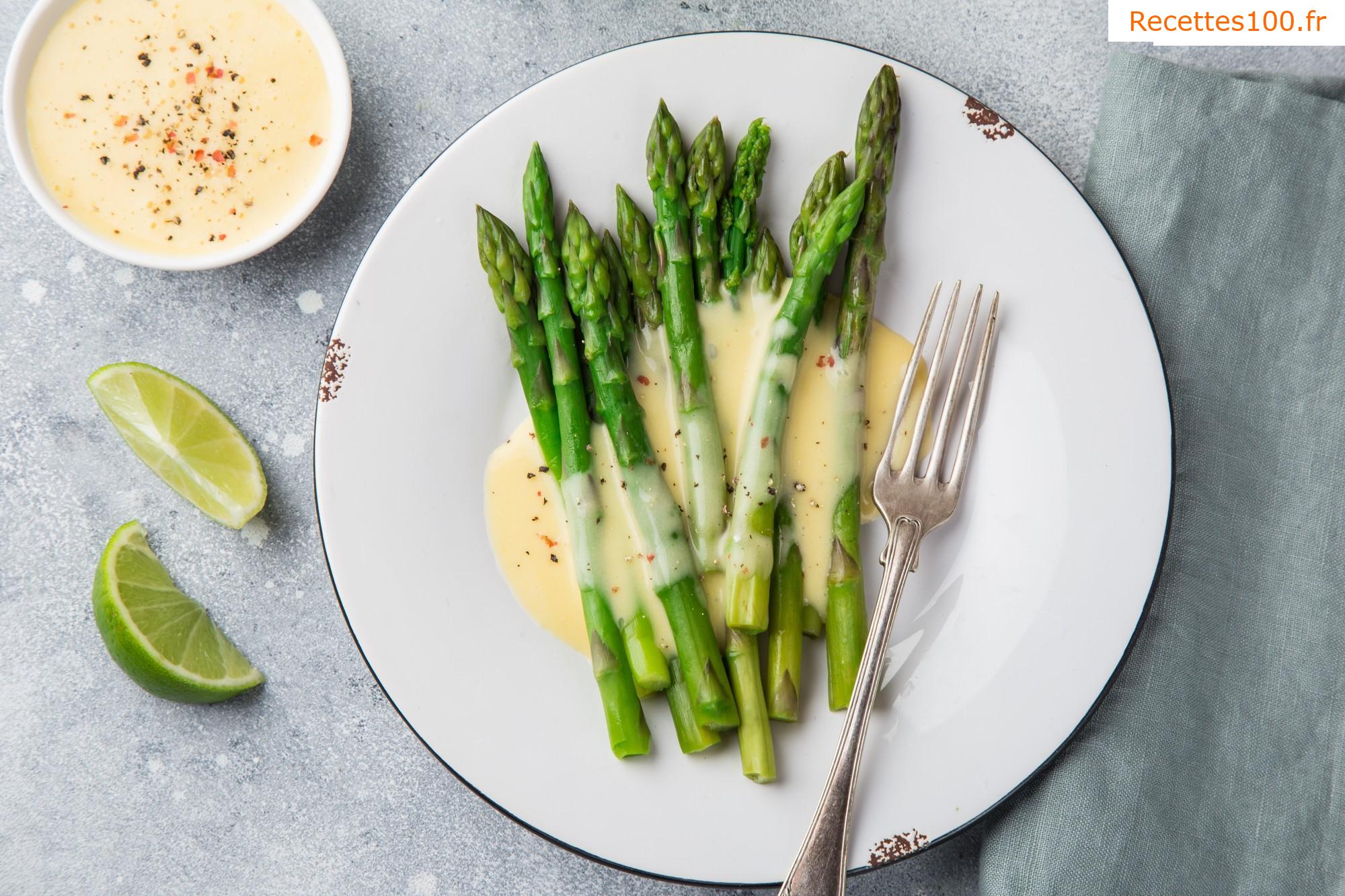 Asperges vertes à la sauce hollandaise