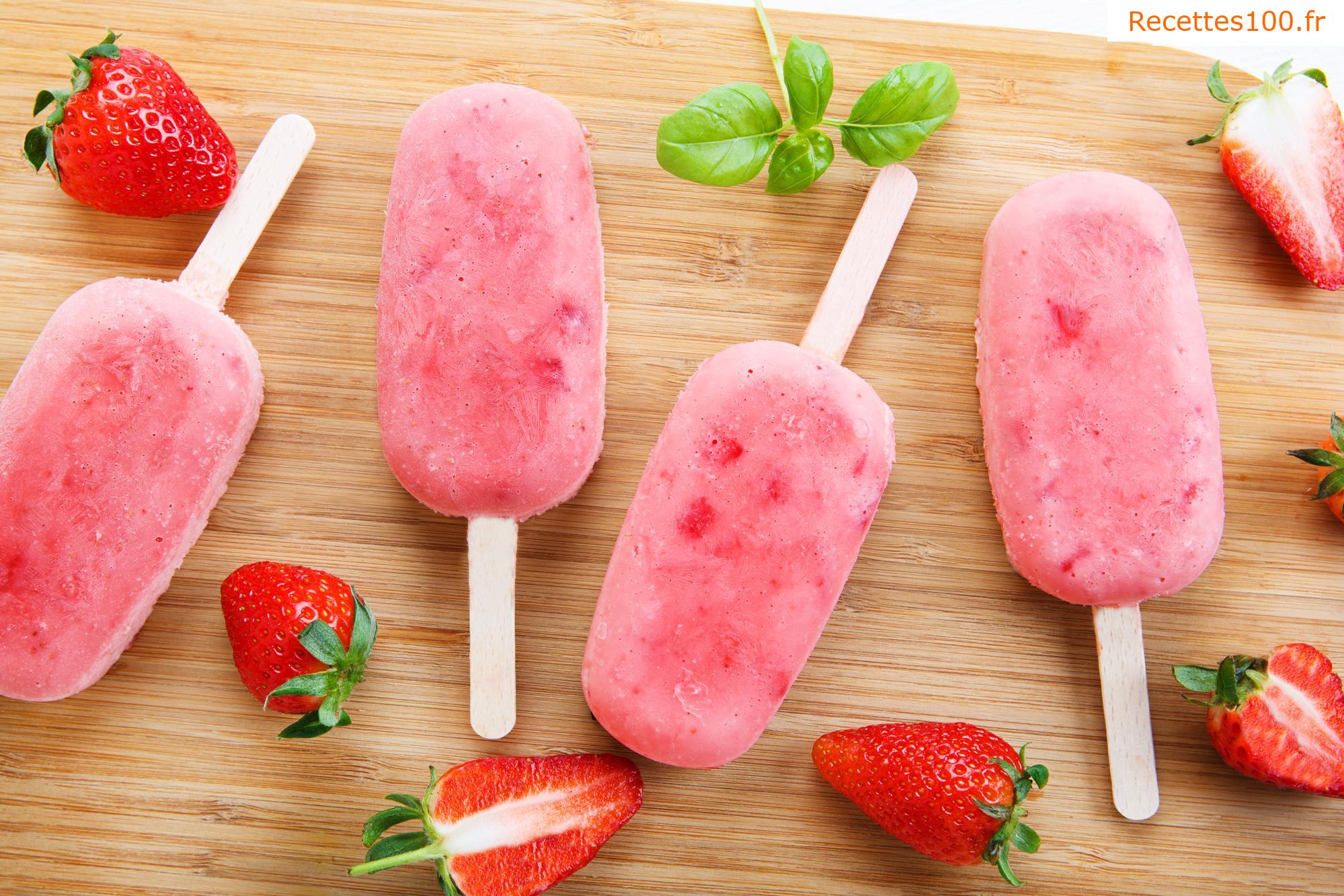 Bâtonnets glacés à la fraise avec du fromage blanc