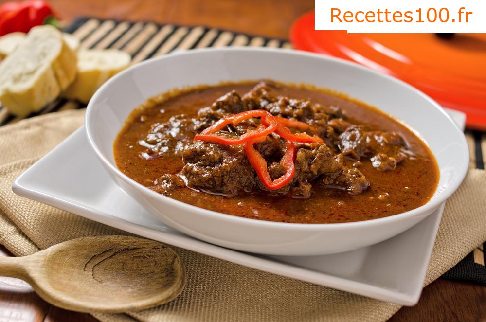 Boeuf goulash à partir de la viande de poitrine de boeuf