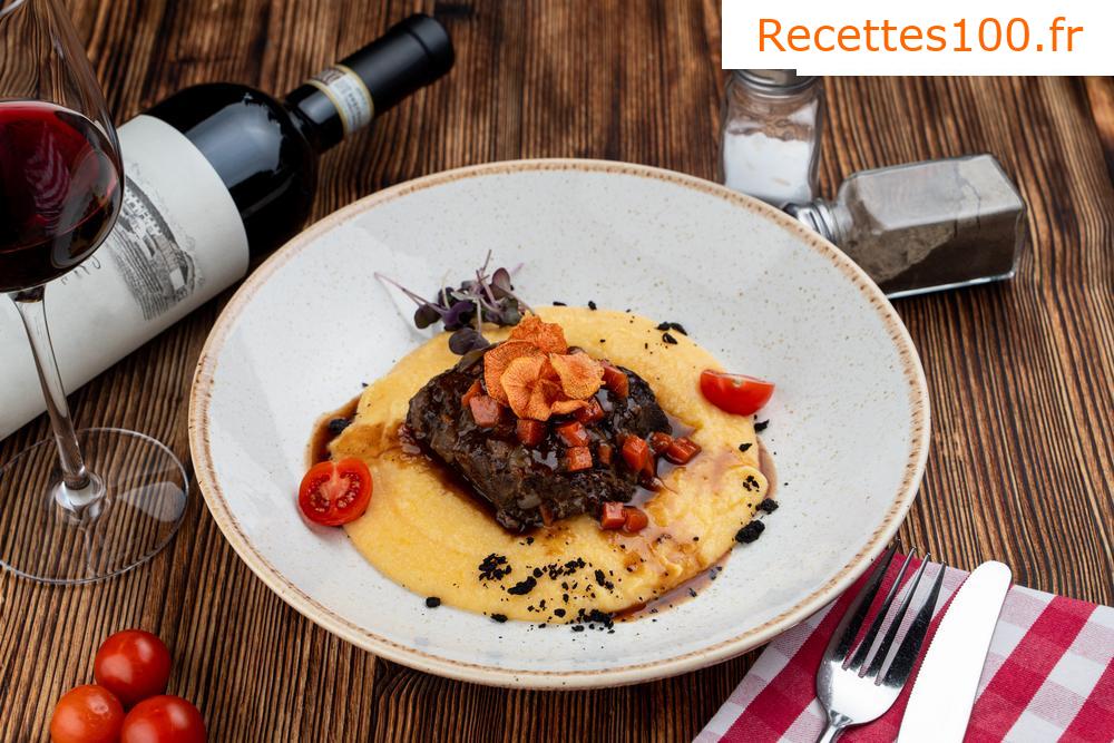 Bœuf mijoté au vin rouge avec des herbes