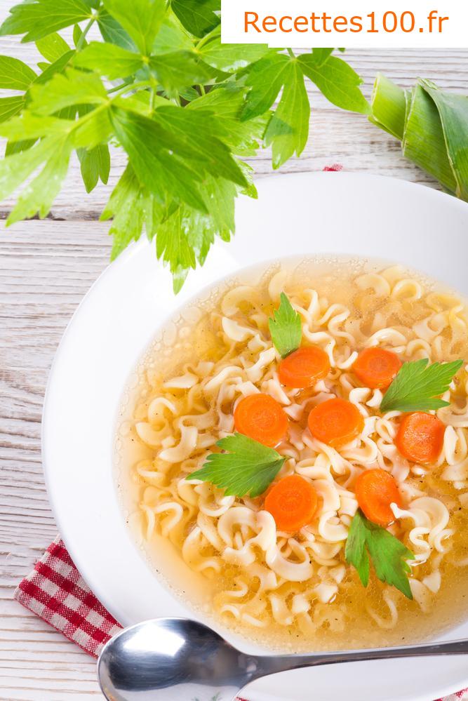 Bouillon de légumes avec des nouilles ou des lettres