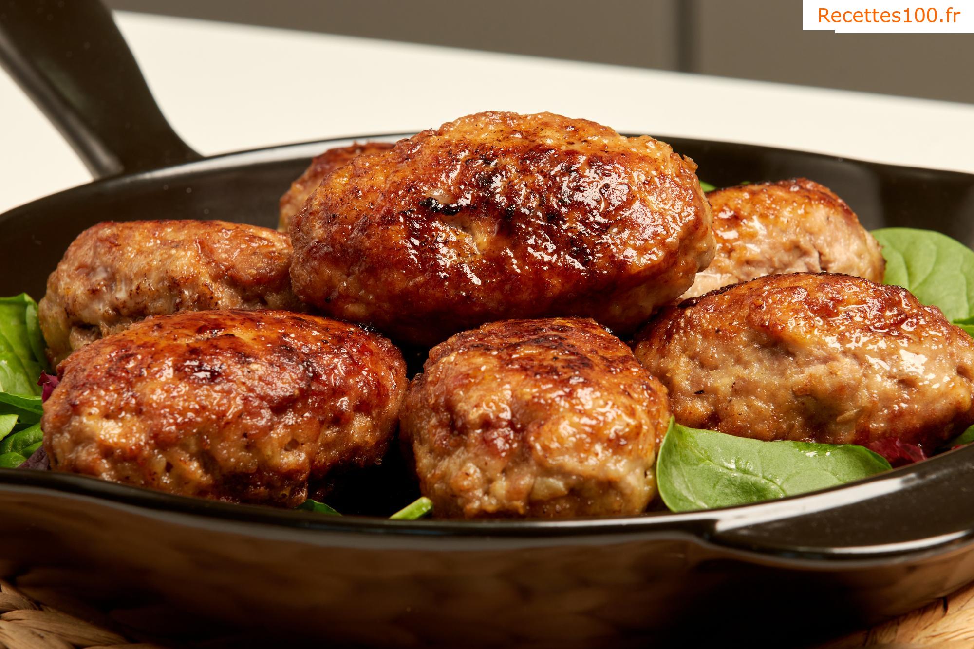 Boulettes de viande farcies aux pois chiches sur tomates