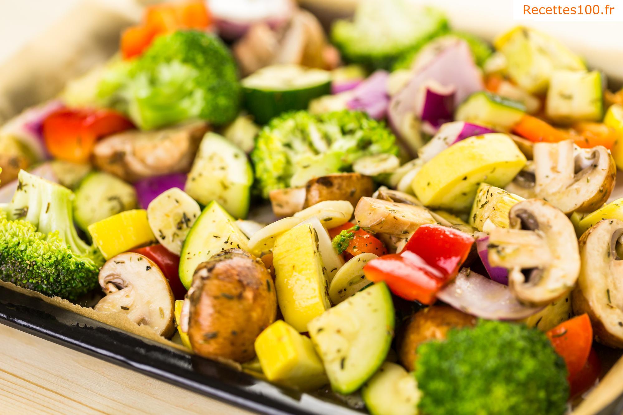 Brochettes de poulet avec des légumes rôtis au four