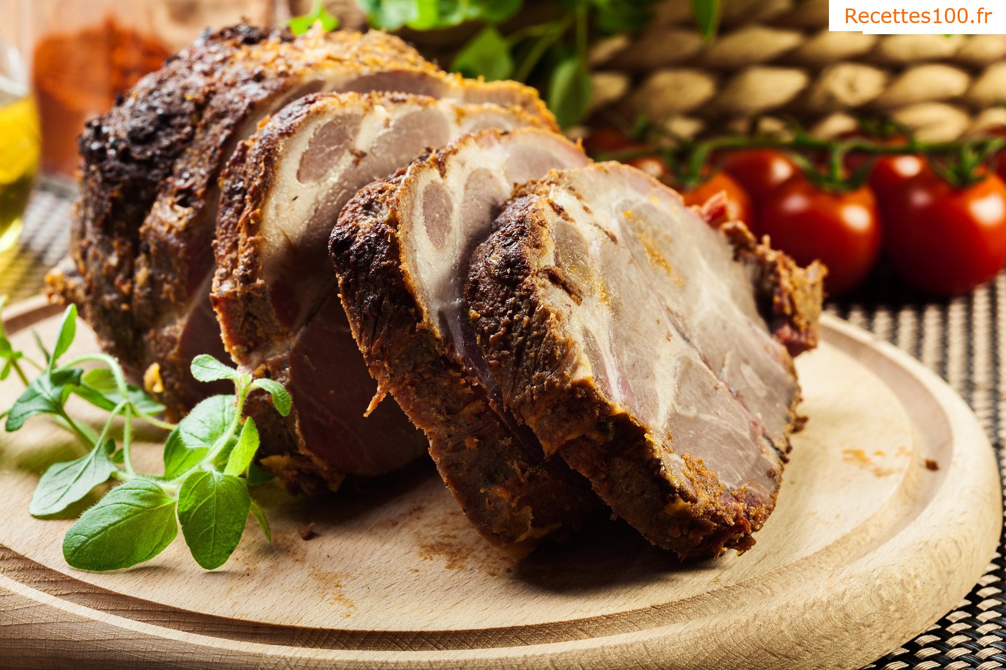 Côtelettes de porc rôties sur des pommes de terre