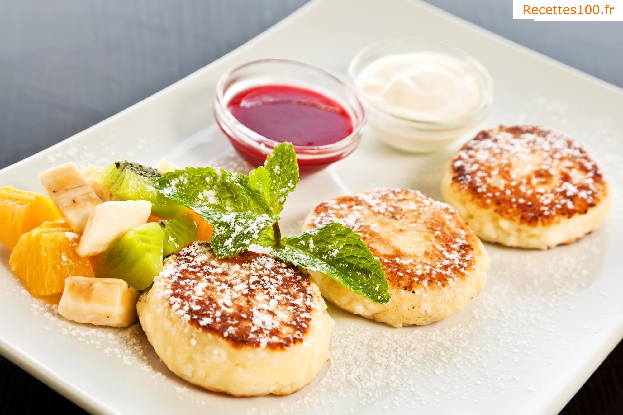 Crêpes au fromage blanc avec de la confiture et du yaourt