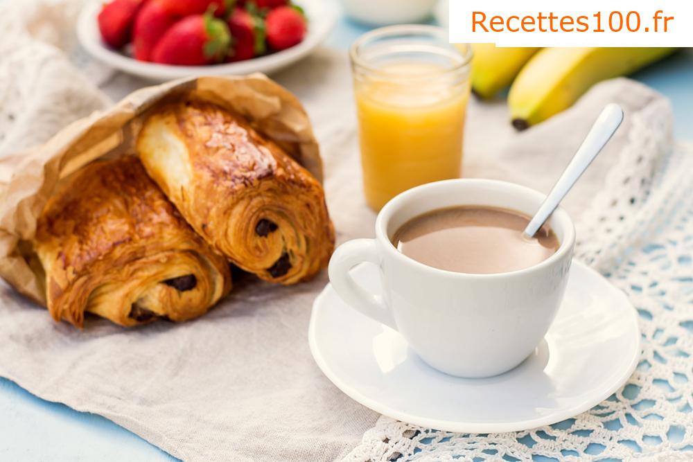 Croissant au beurre avec du chocolat