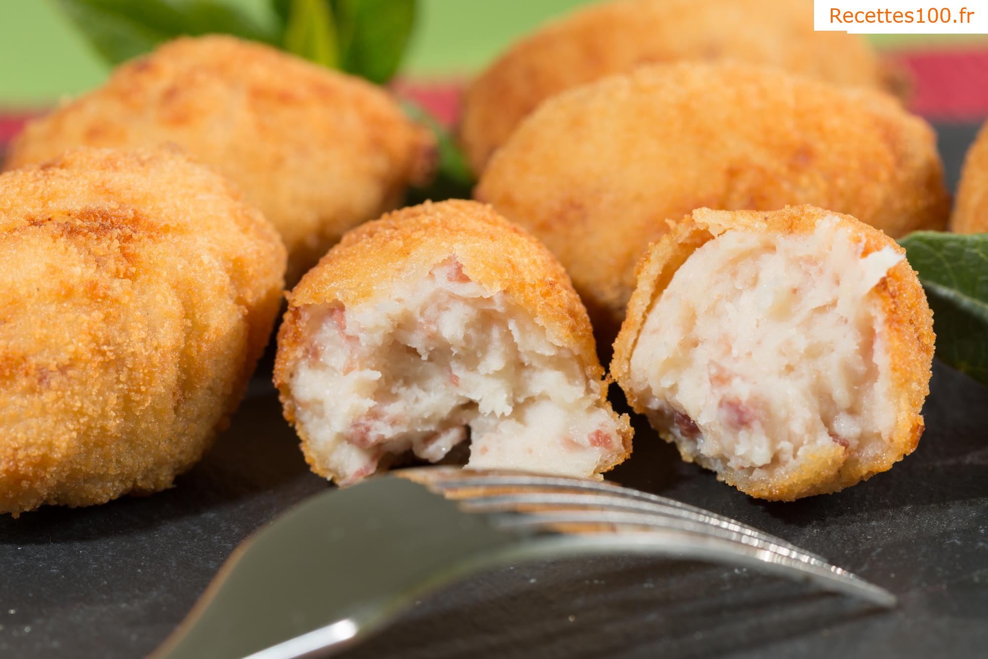 Croquettes de poulet avec une sauce rouge