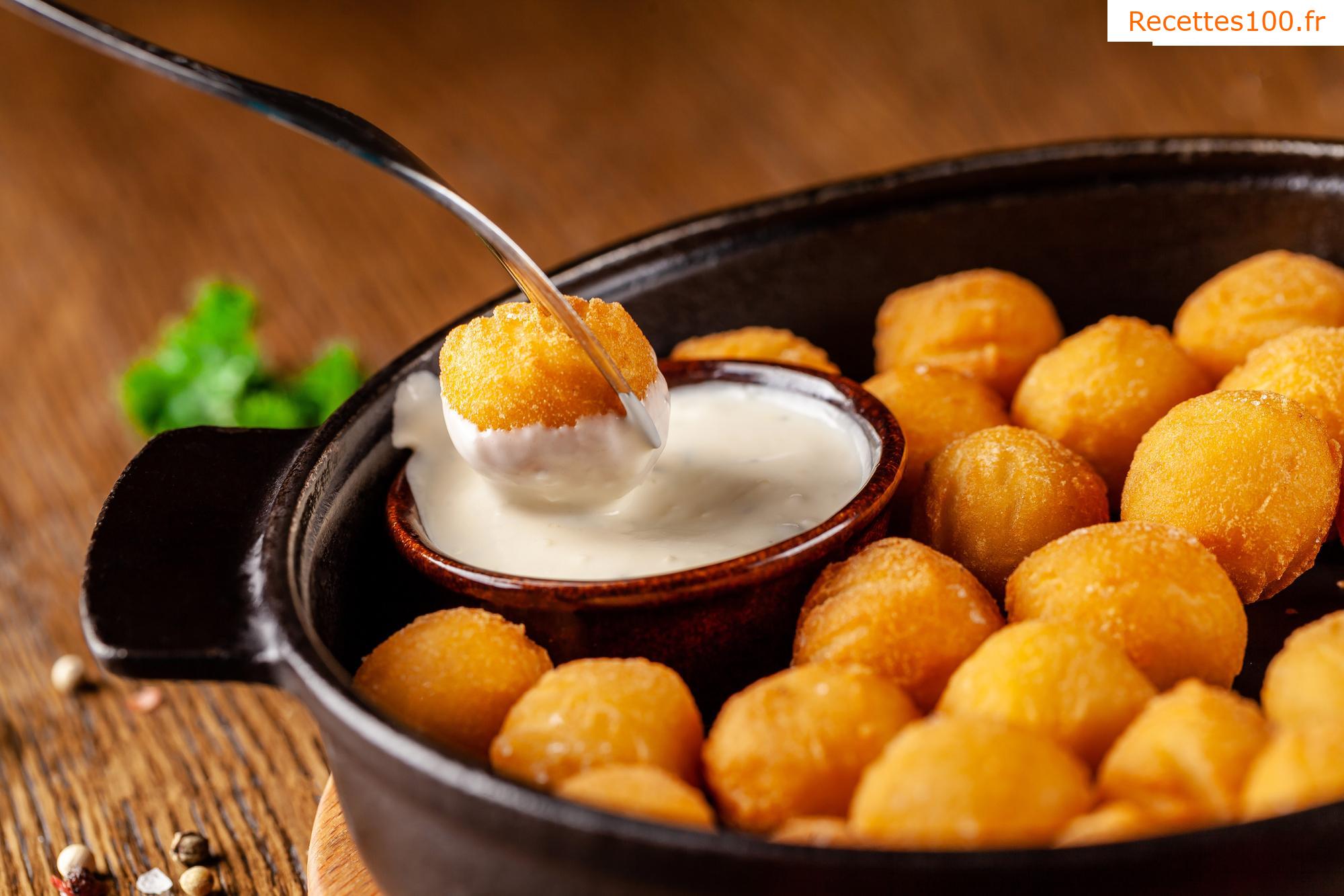 Croquettes de purée de pommes de terre avec oignons frits et fromage