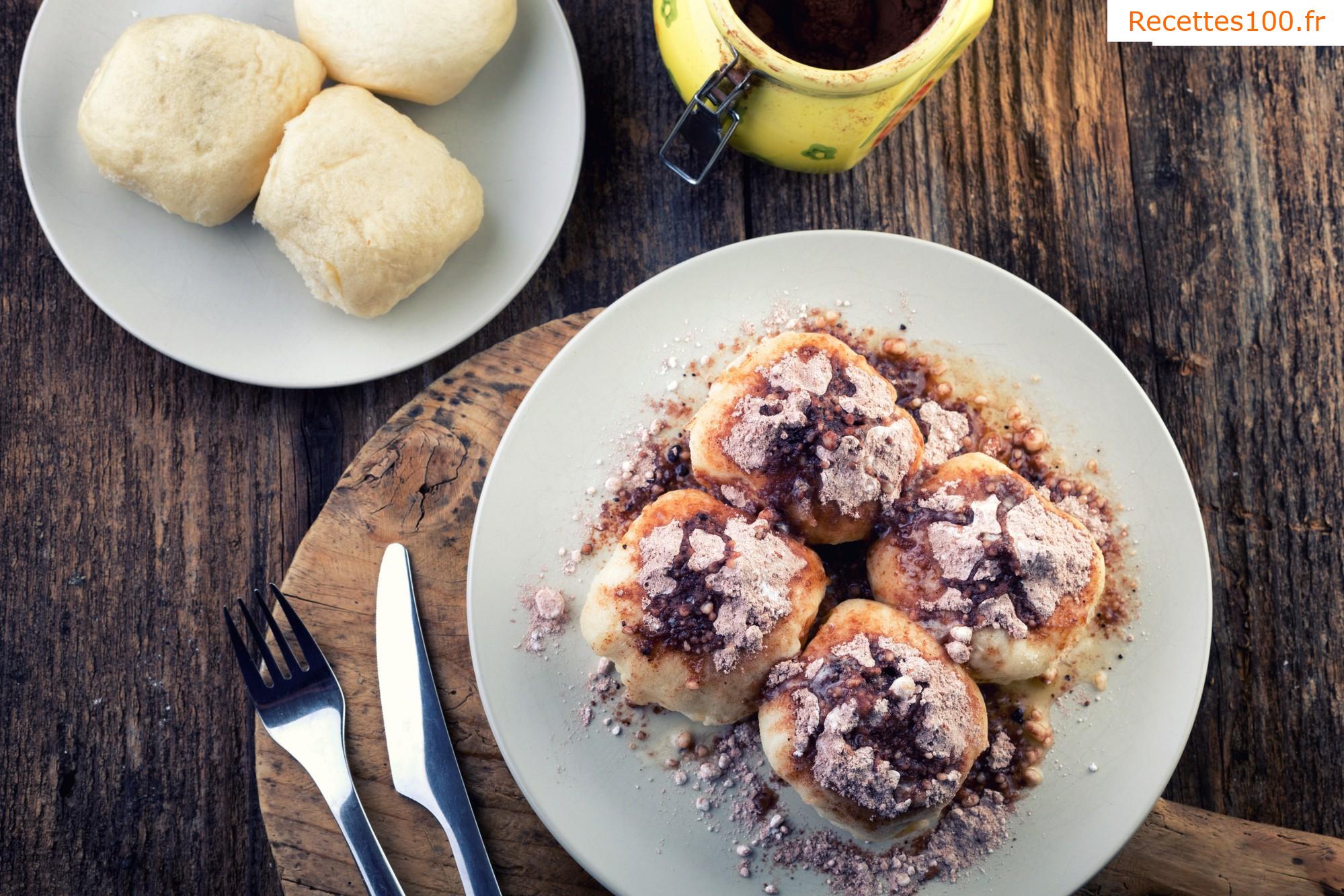 Dumplings levés à la vapeur avec de la confiture.