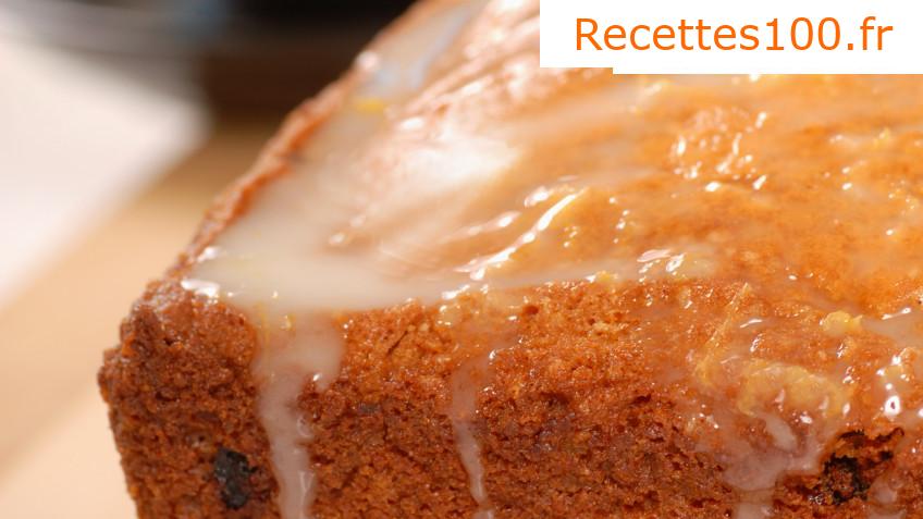 Gâteau à l'huile avec un glaçage au citron
