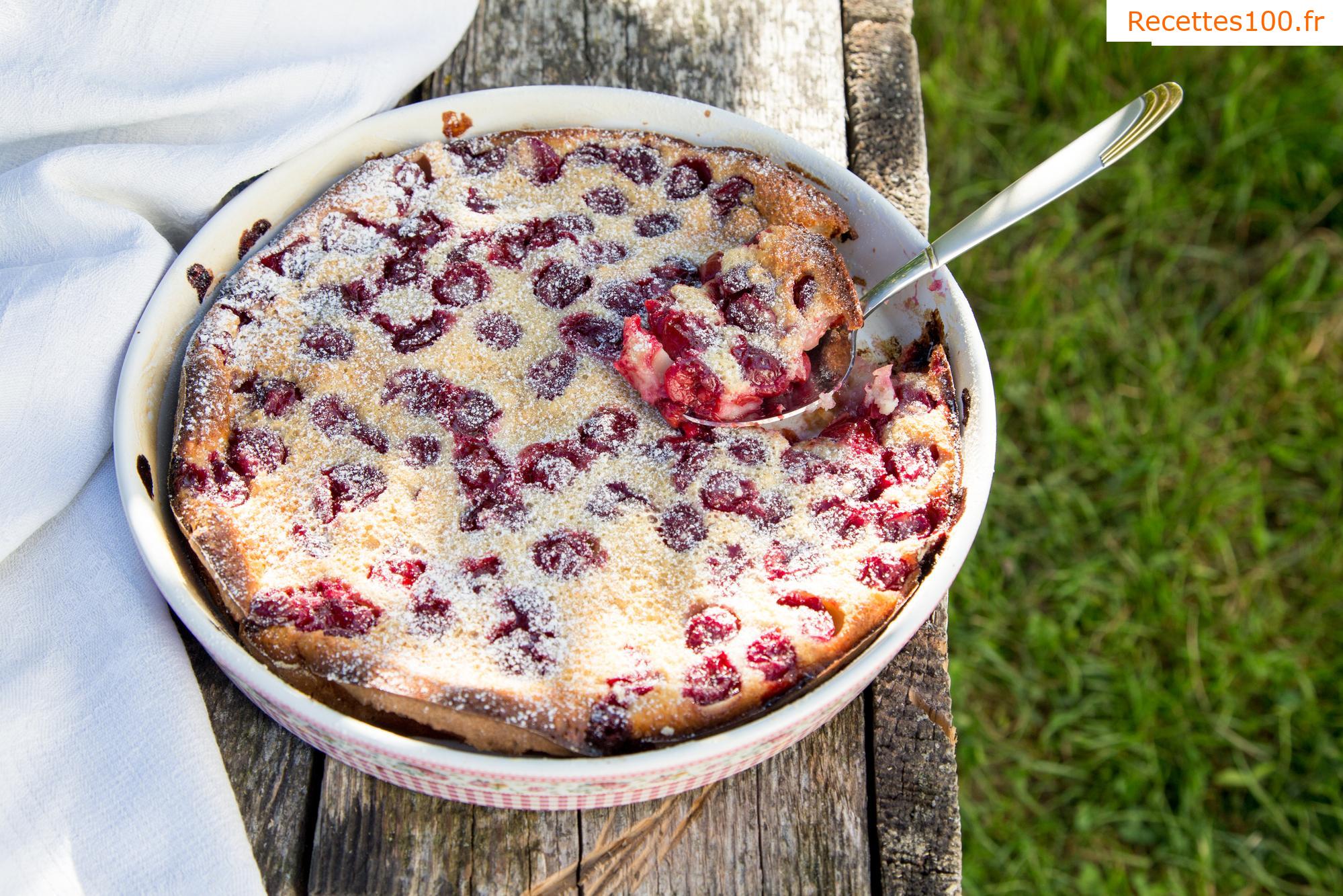 Gâteau aux cerises dans une tasse