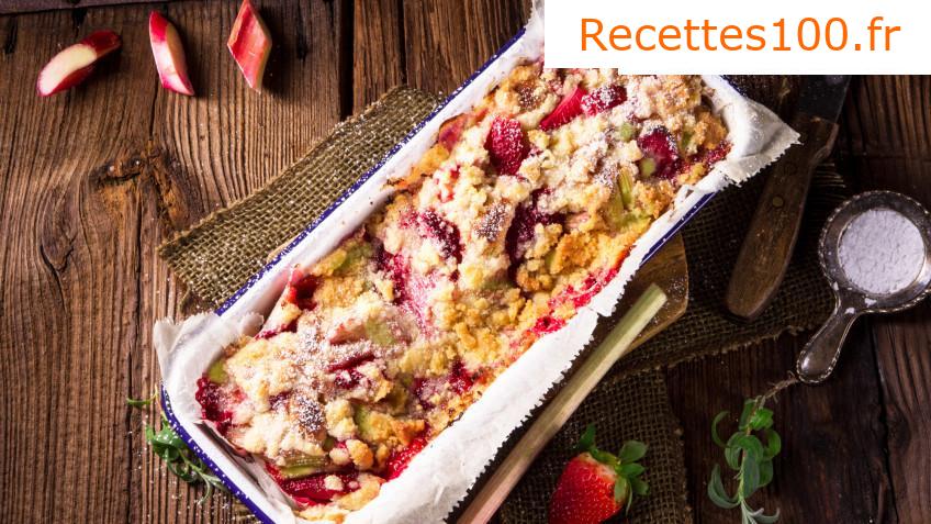 Gâteau levé avec de la rhubarbe, de la marmelade de fraises et de pommes, crumble