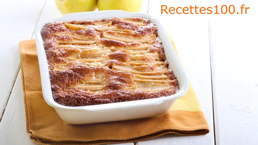 Gâteau perforé avec glaçage et crème au citron