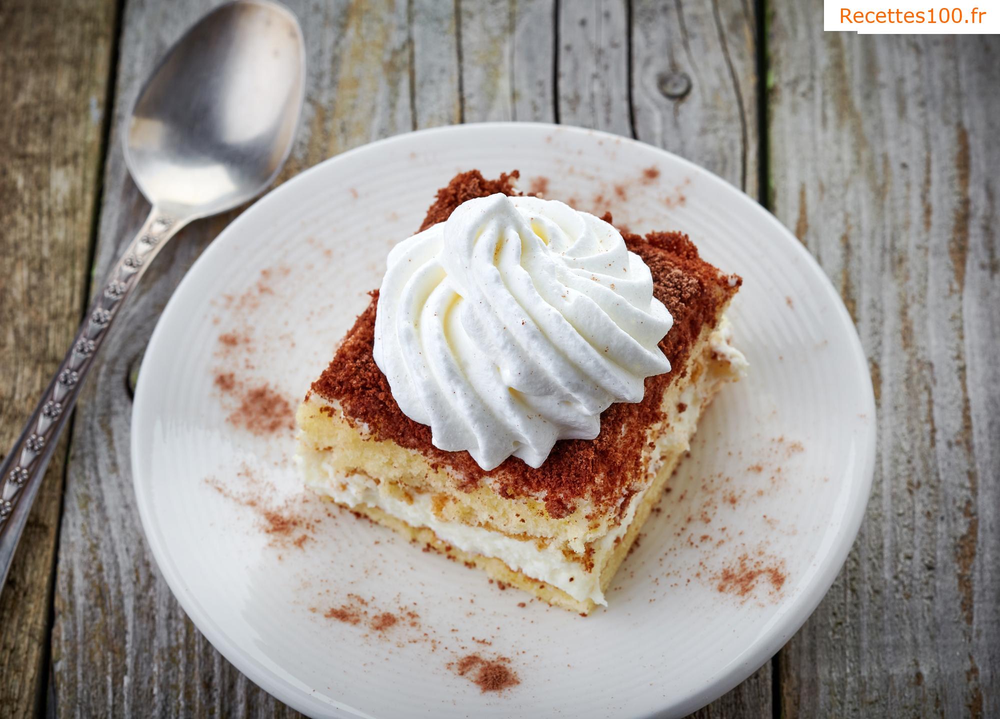 Gâteau pouding aux pêches et à la crème fouettée