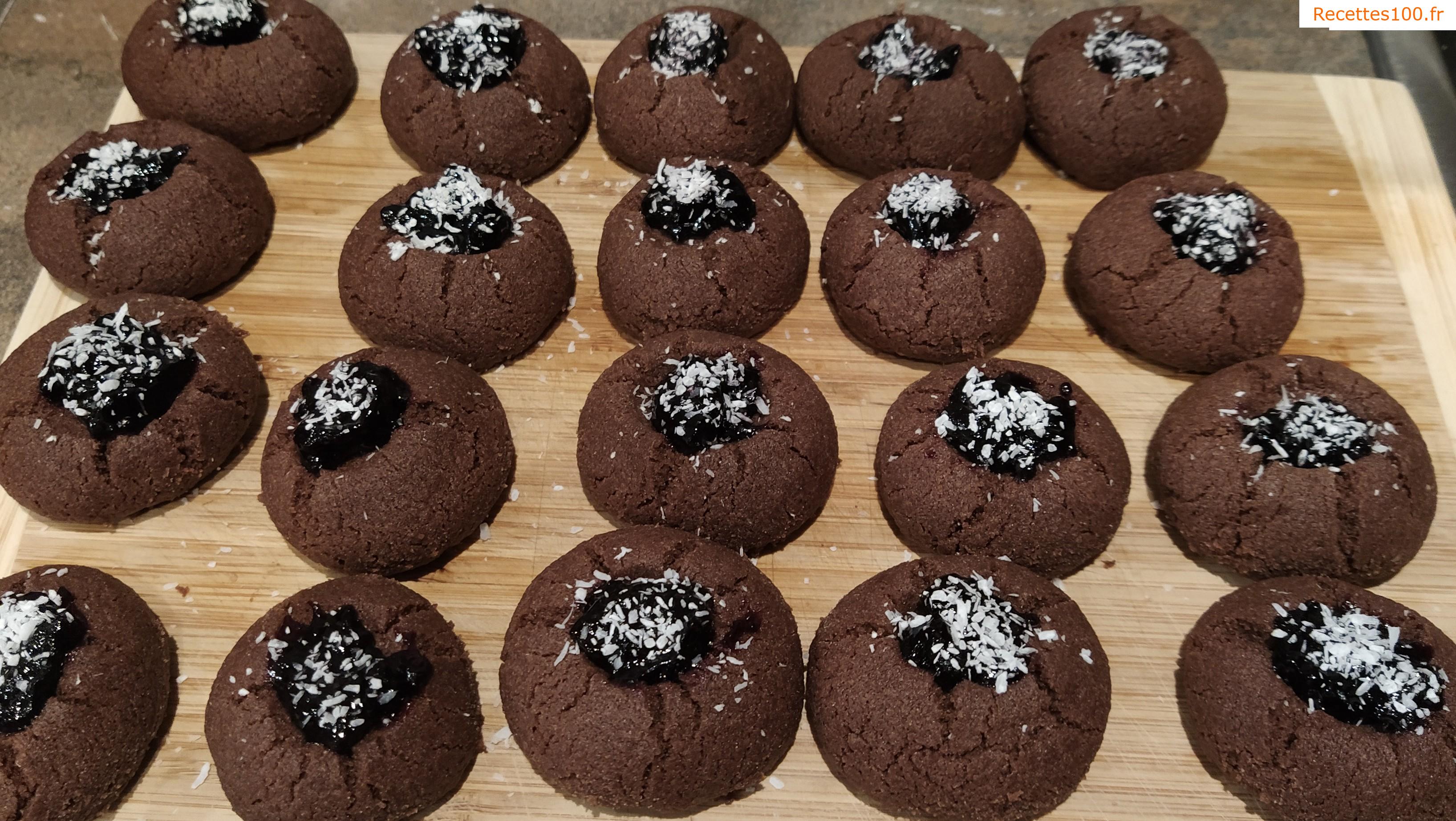 Gâteaux au cacao avec de la confiture