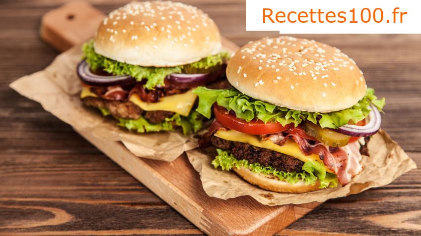 Hamburger de boeuf avec un pain fait maison