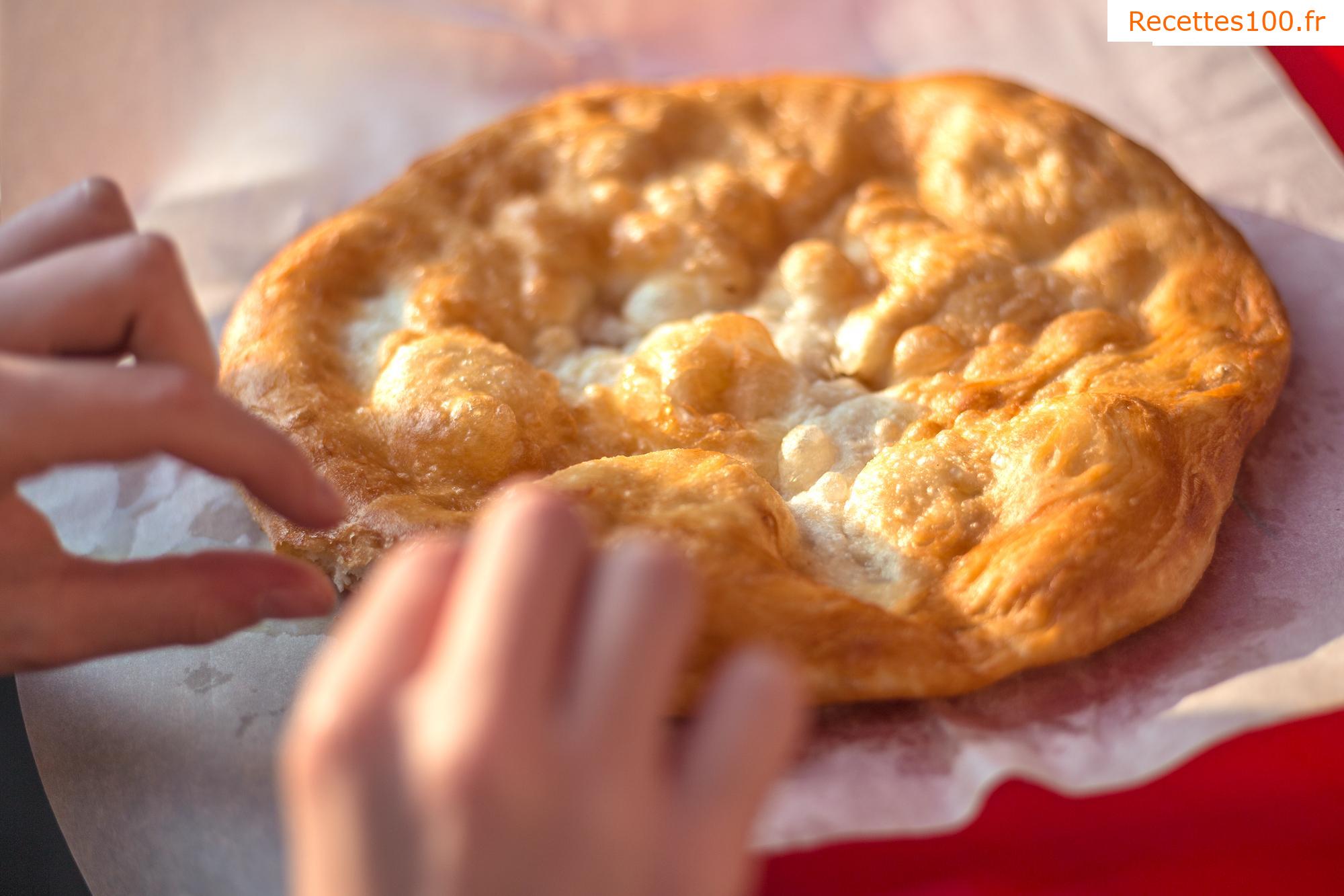 Langos avec de la crème aigre