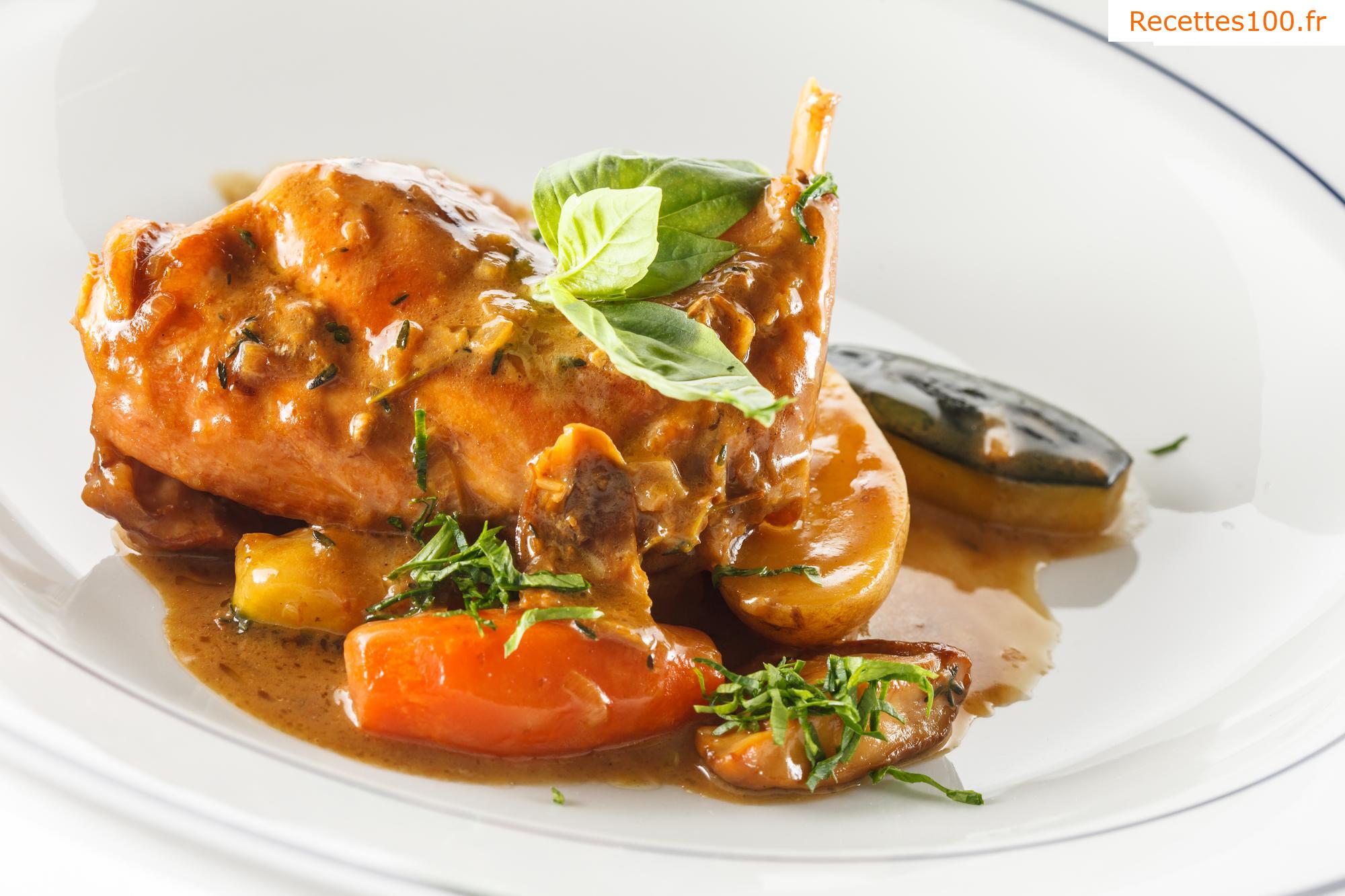Lapin rôti au bacon, à l'ail et aux champignons frais