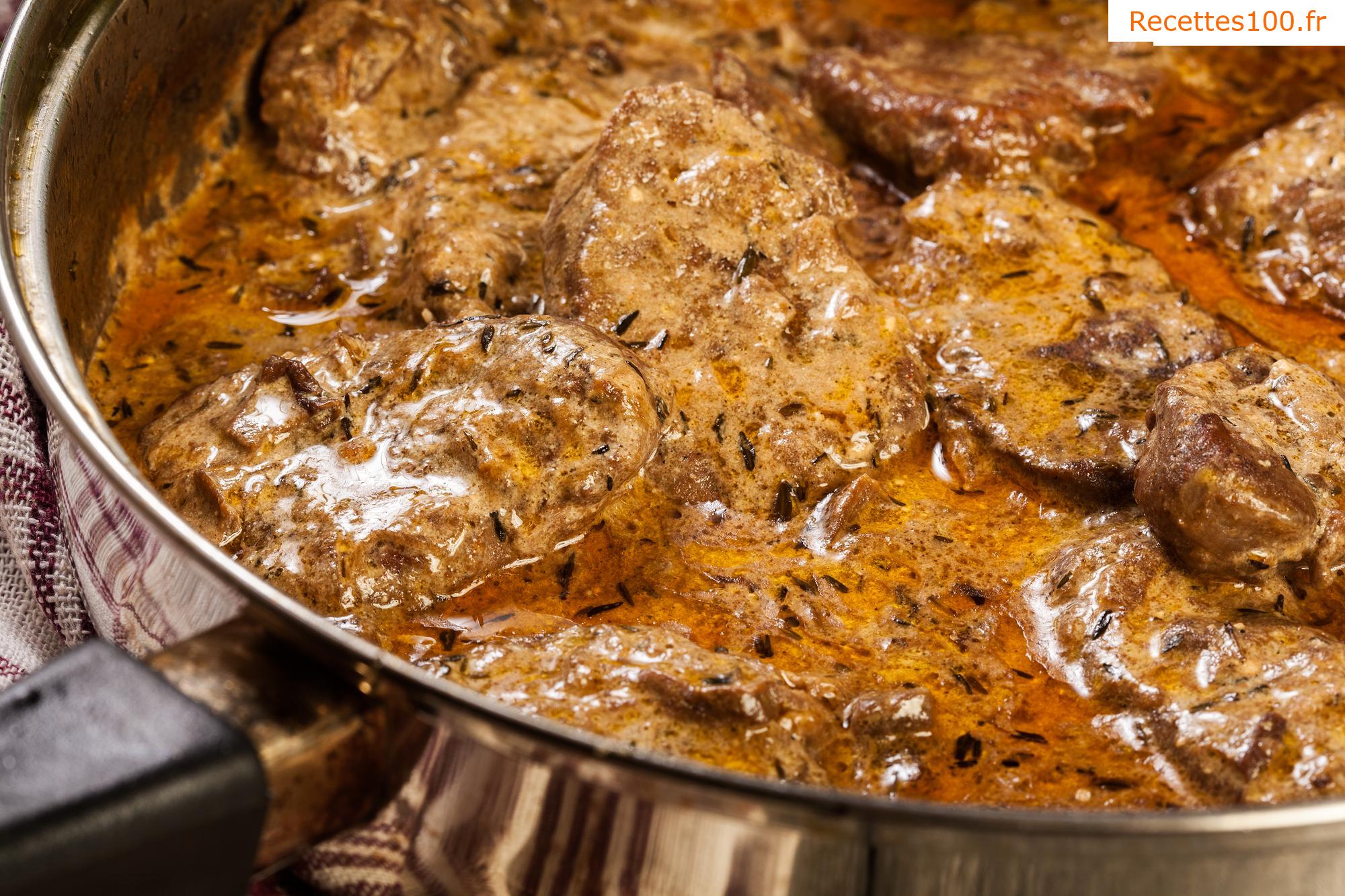 Médaillons de porc aux herbes avec une sauce crémeuse aux champignons