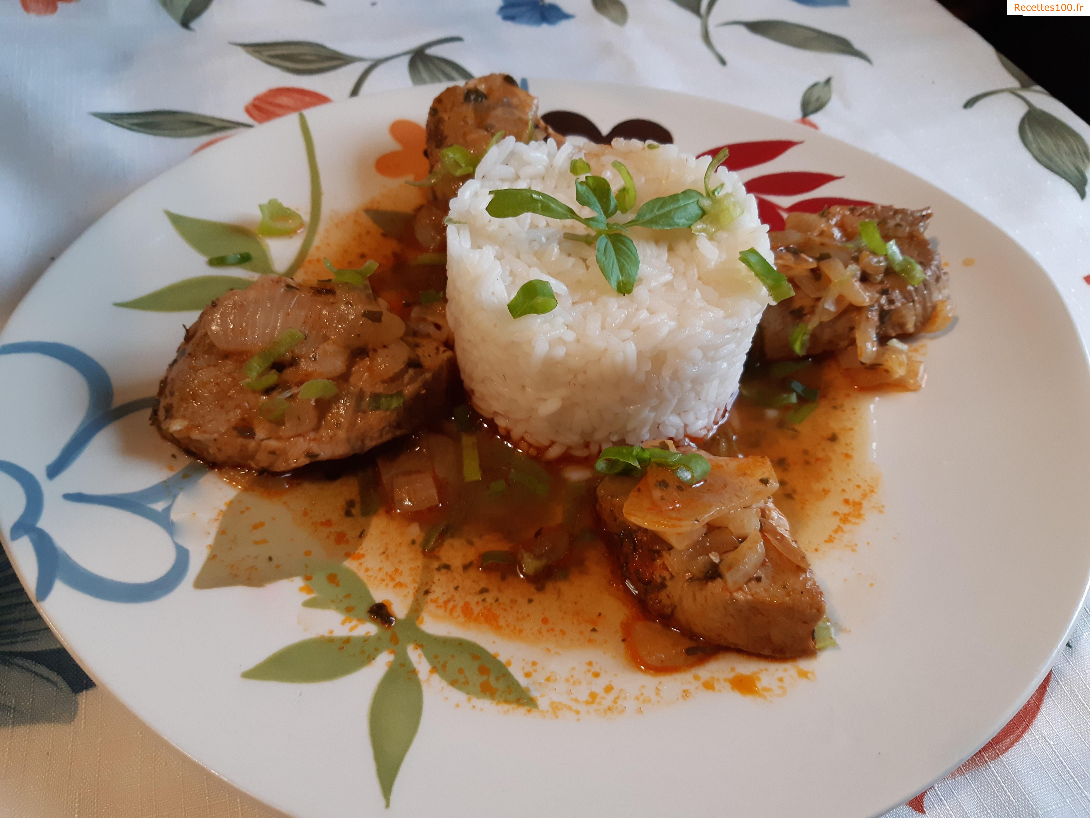 Médaillons de porc avec sauce épicée et riz au tomate