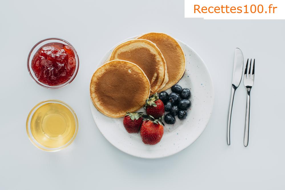 Pancakes au pavot, flocons d'avoine et crème aigre