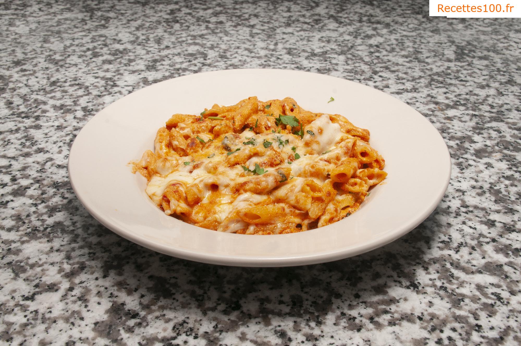 Pâtes avec sauce tomate, mozzarella et bacon.