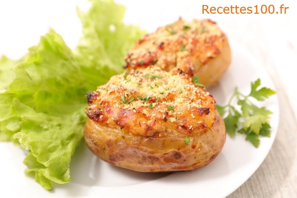 Pommes de terre au four avec fromage, poireau, jambon et échine.