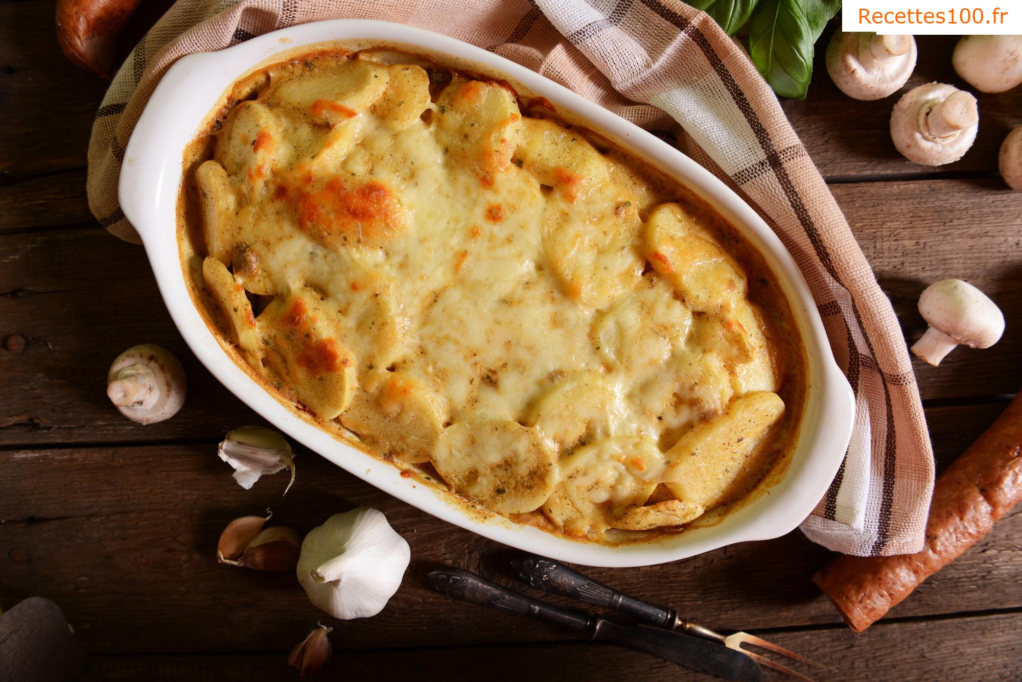 Pommes de terre au four épicées avec du choucroute, de la saucisse et du fromage de Žirovnica - fromage des Balkans.