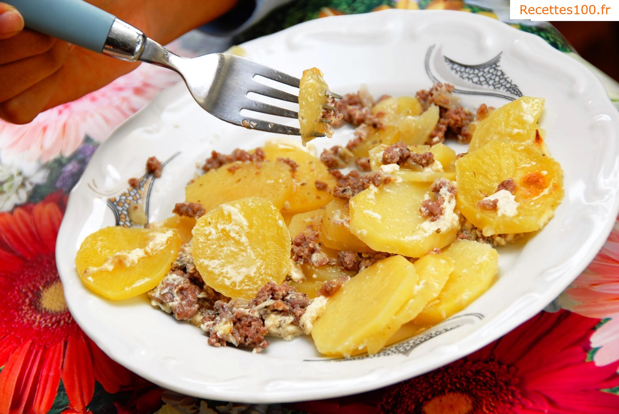 Pommes de terre gratinées avec de la viande hachée