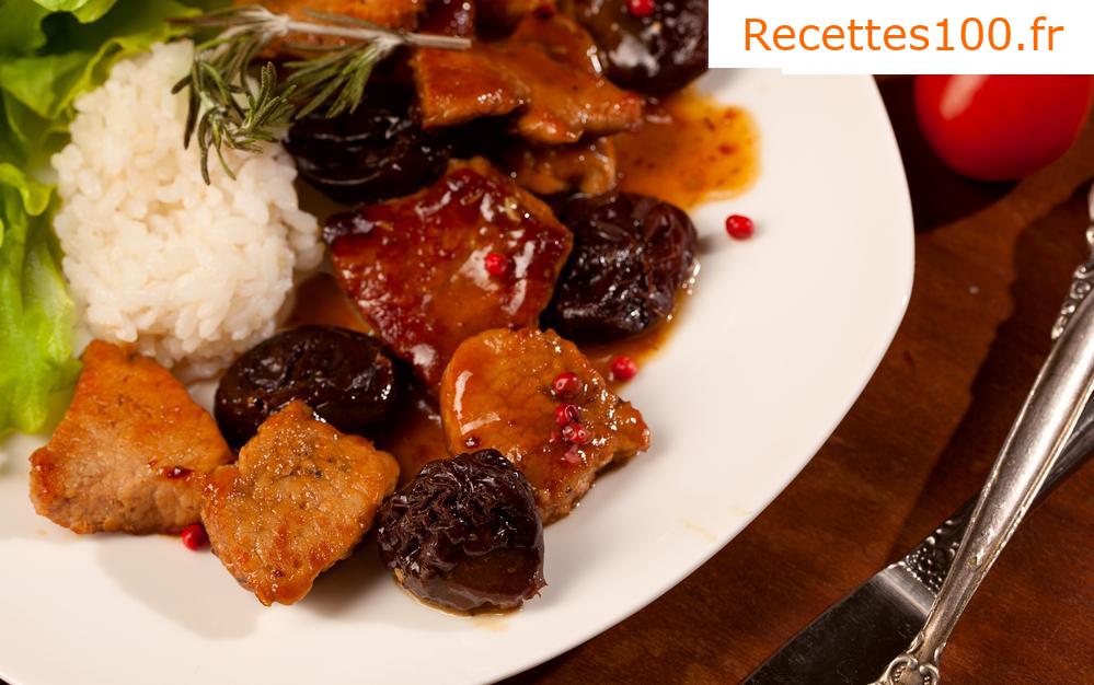 Porc de porc braisé au vin avec des prunes.