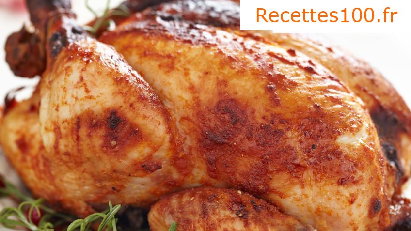 Poulet aux herbes juteux rôti sur du gros sel