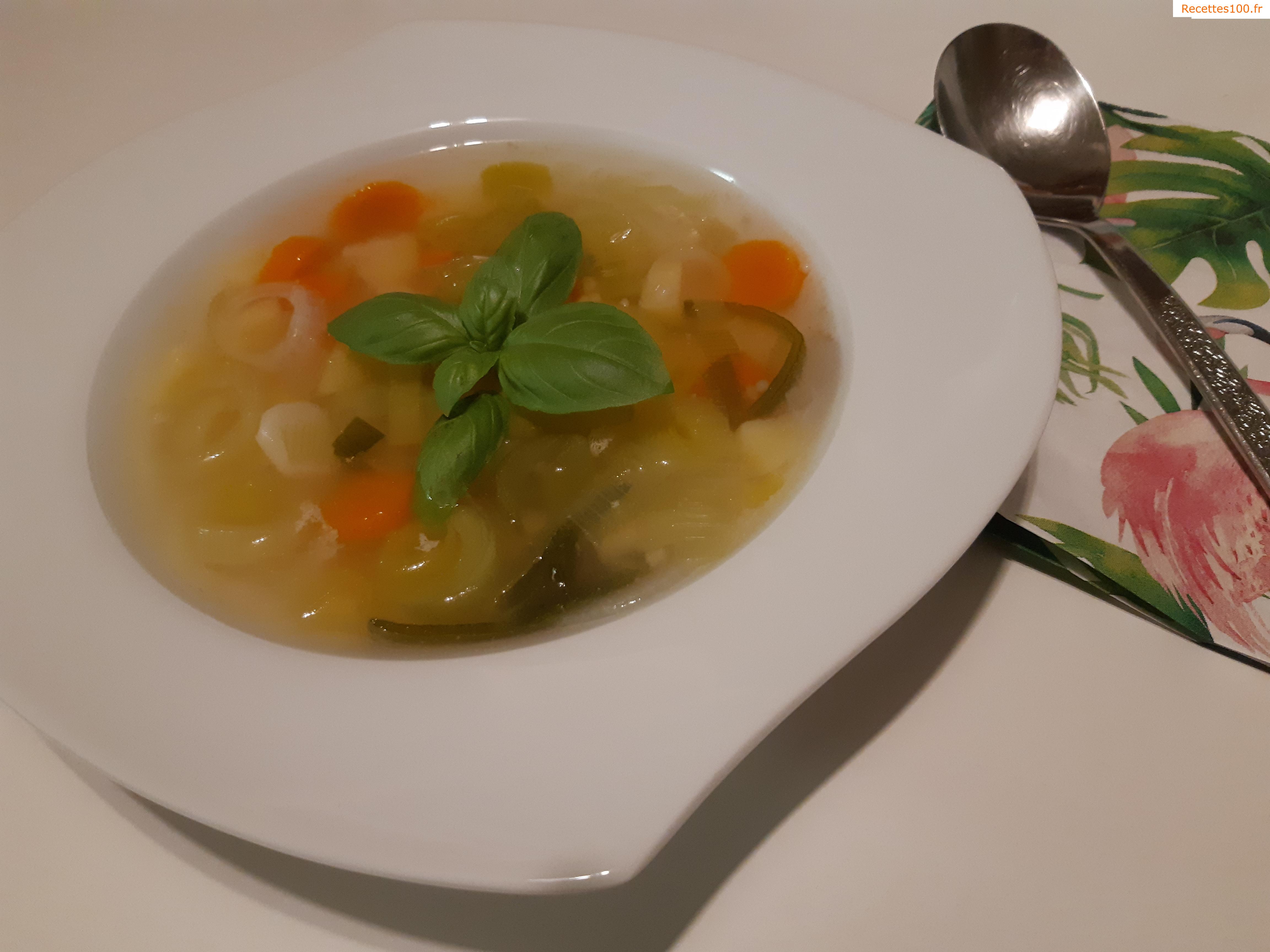 Poulet de soupe sur légumes frais dans un wok