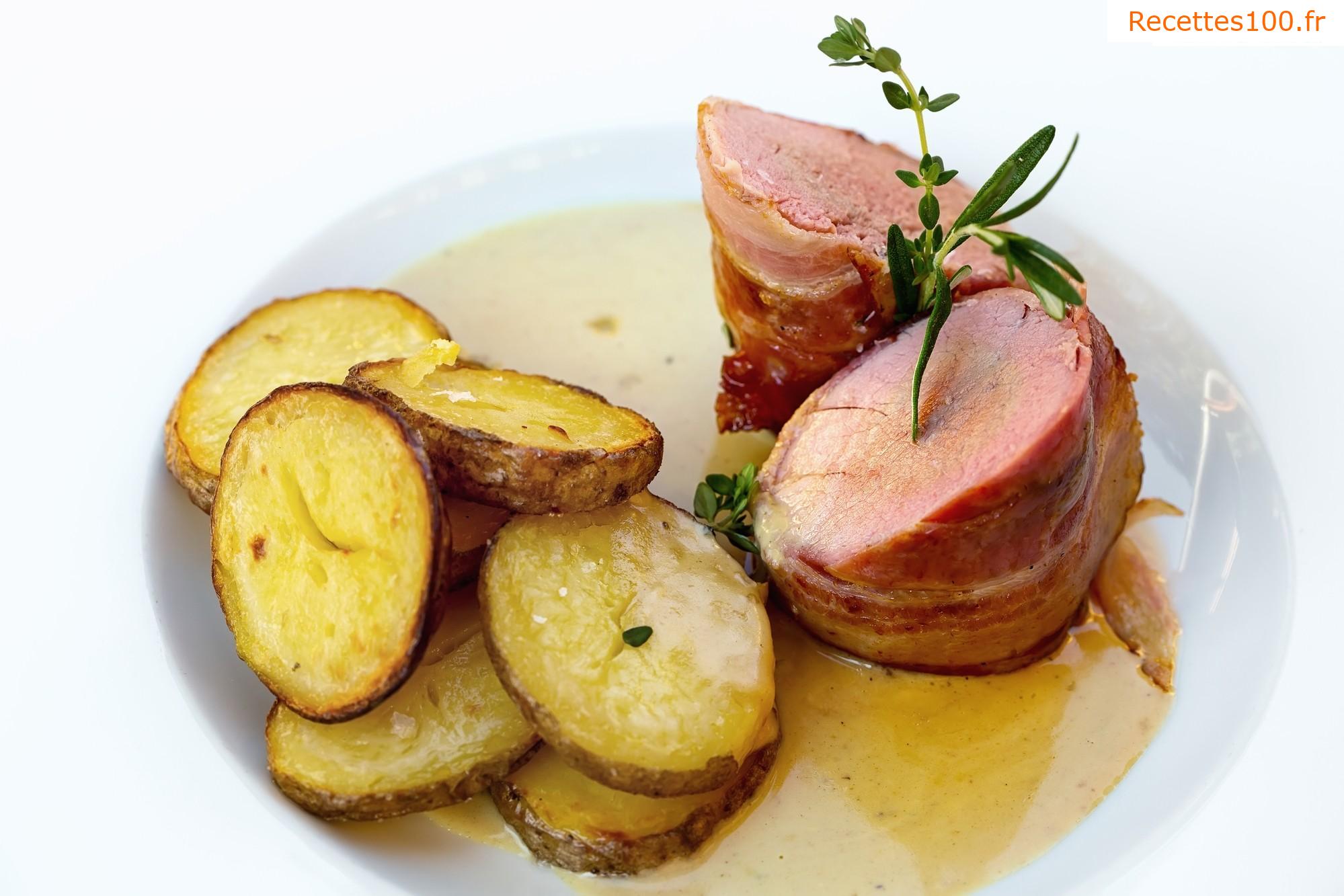 Poupée dans le jambon de la Forêt-Noire avec des pommes de terre rôties