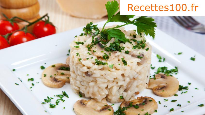 Risotto au poulet avec des champignons cuit à la römertopf.