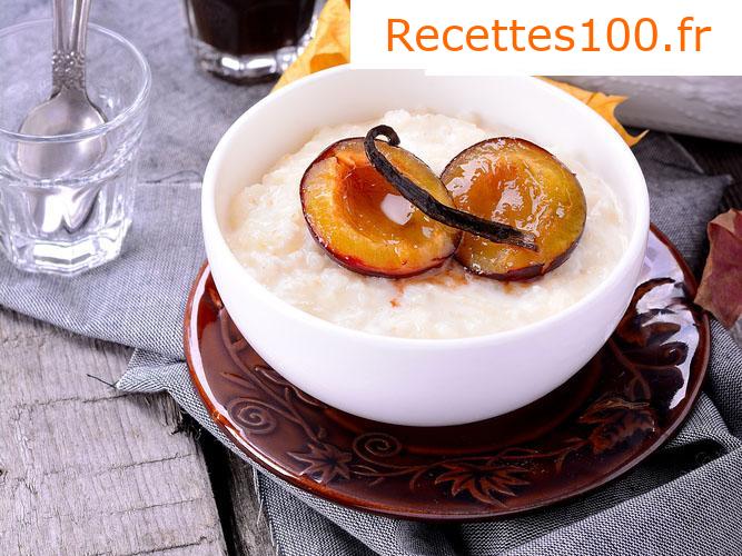 Riz au lait avec de la crème et des prunes