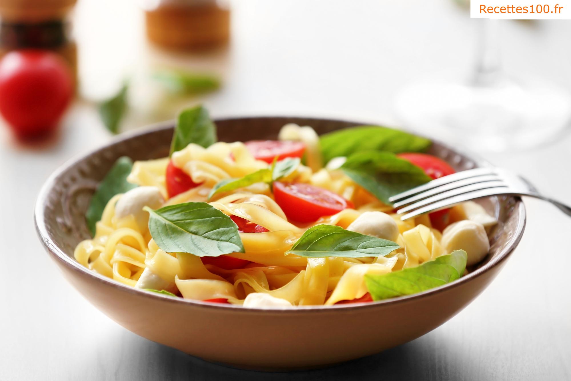 Salade avec des légumes et des pâtes