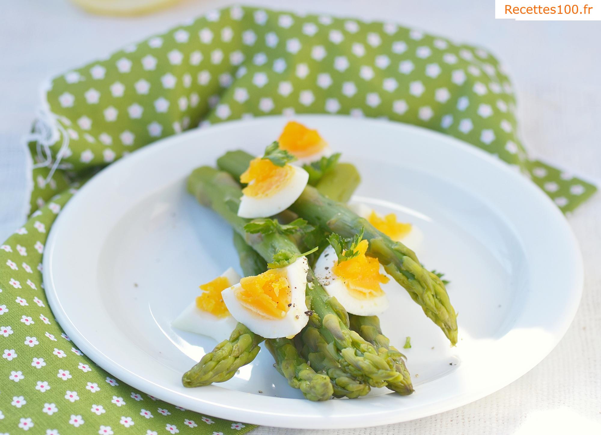 Salade d'asperges avec des œufs