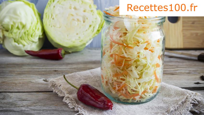 Salade de chou avec des oignons marinés