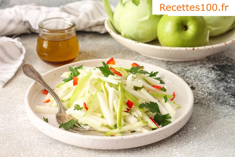 Salade de chou-rave avec des pommes et des carottes