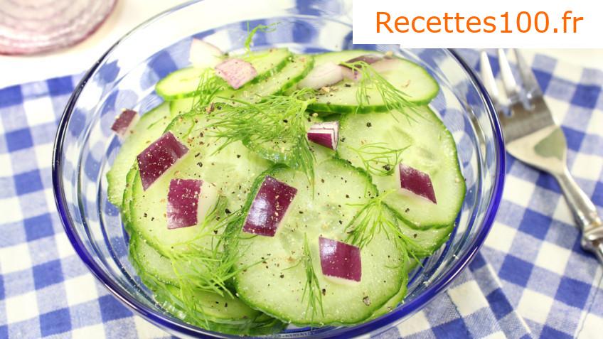 Salade de concombre avec de l'aneth et des oignons