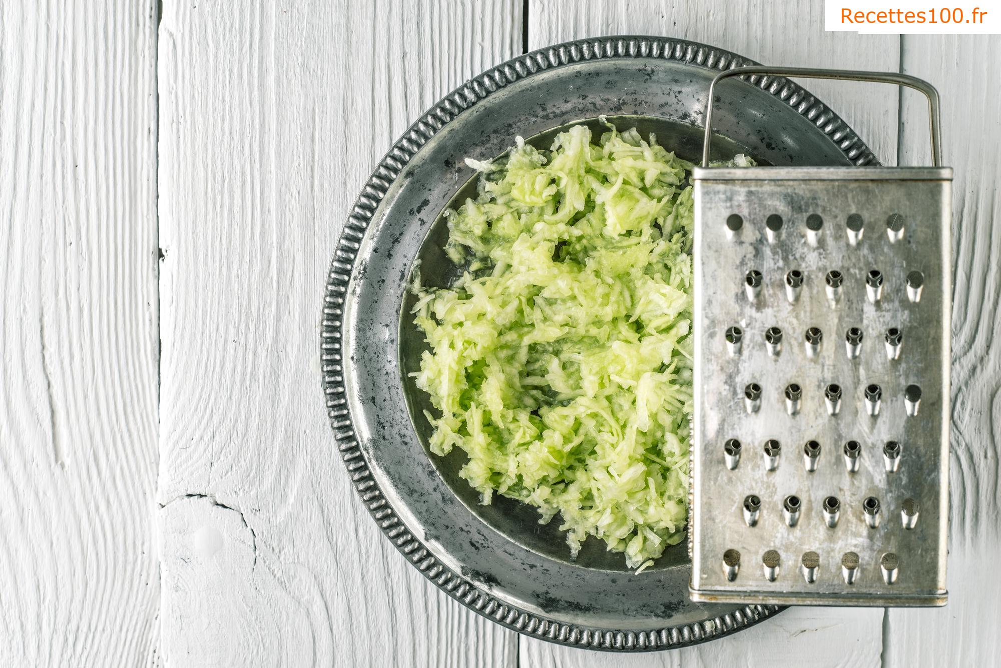 Salade de concombre avec des oignons