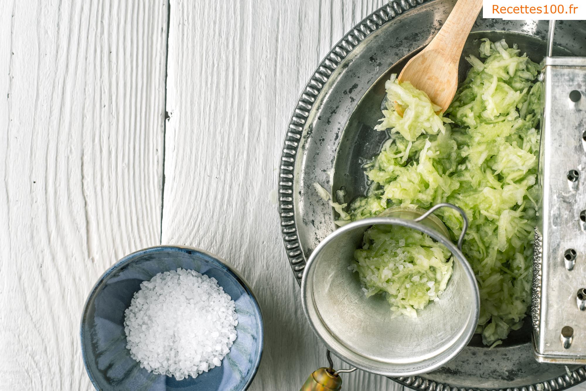 Salade de concombres avec des oignons