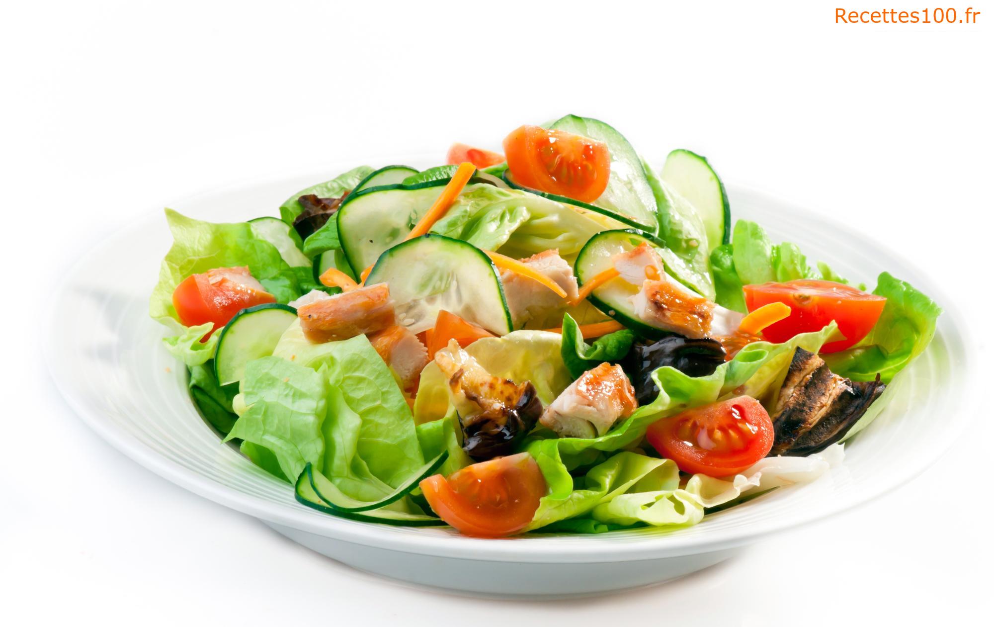 Salade de légumes avec du poulet et une sauce au yaourt