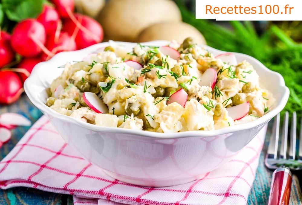 Salade de pommes de terre avec des radis, des câpres et une vinaigrette à l'œuf