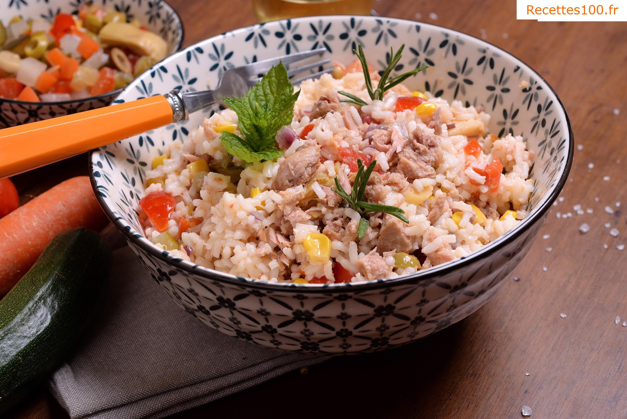 Salade de riz aux morceaux de poulet