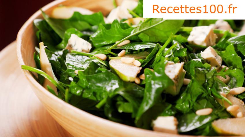 Salade d'épinards frais avec des œufs