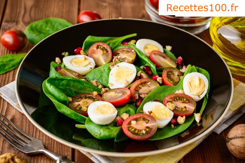 Salade d'été avec œuf et dinde croustillante