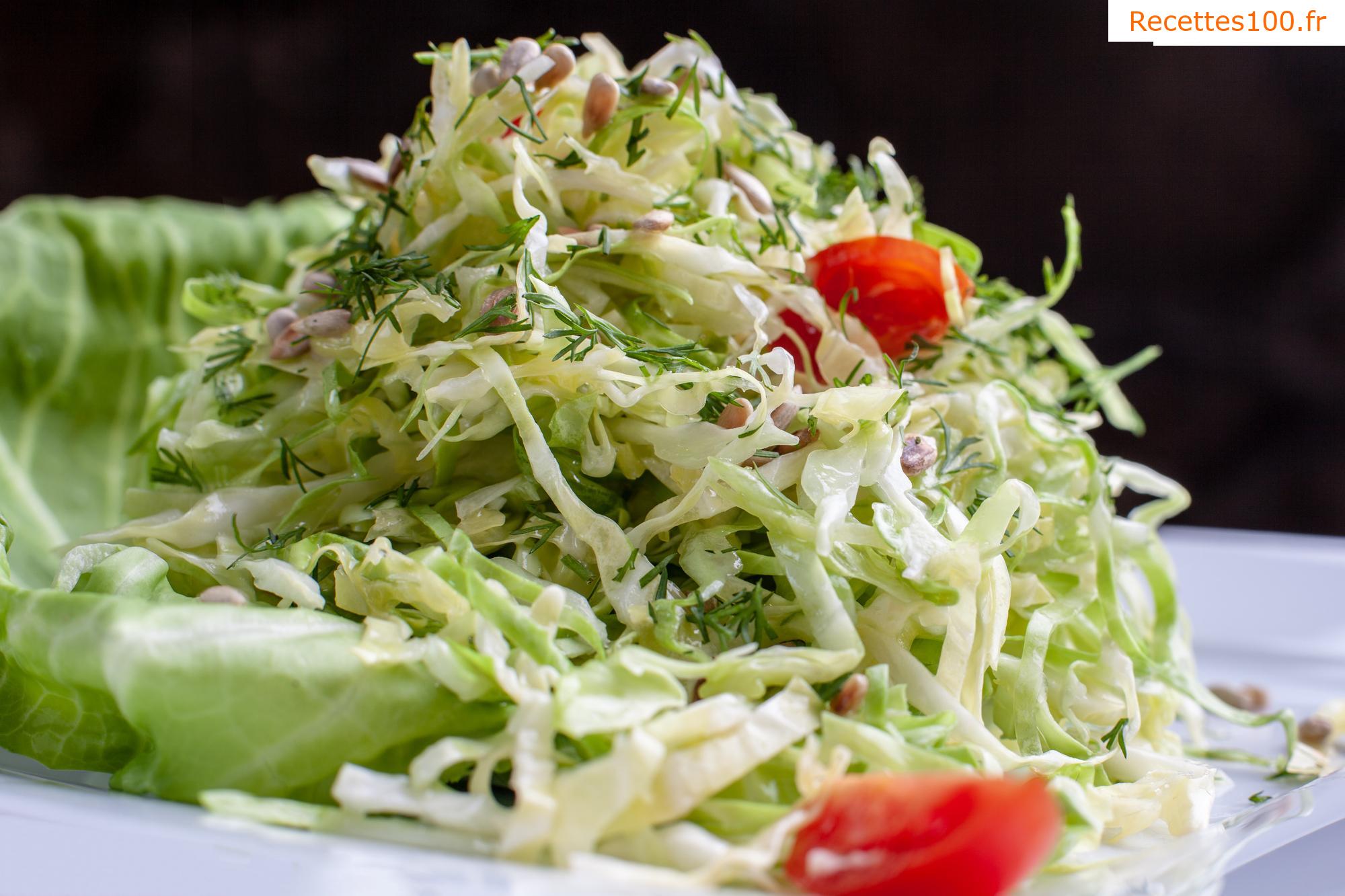 Salade Shopska avec une vinaigrette verte