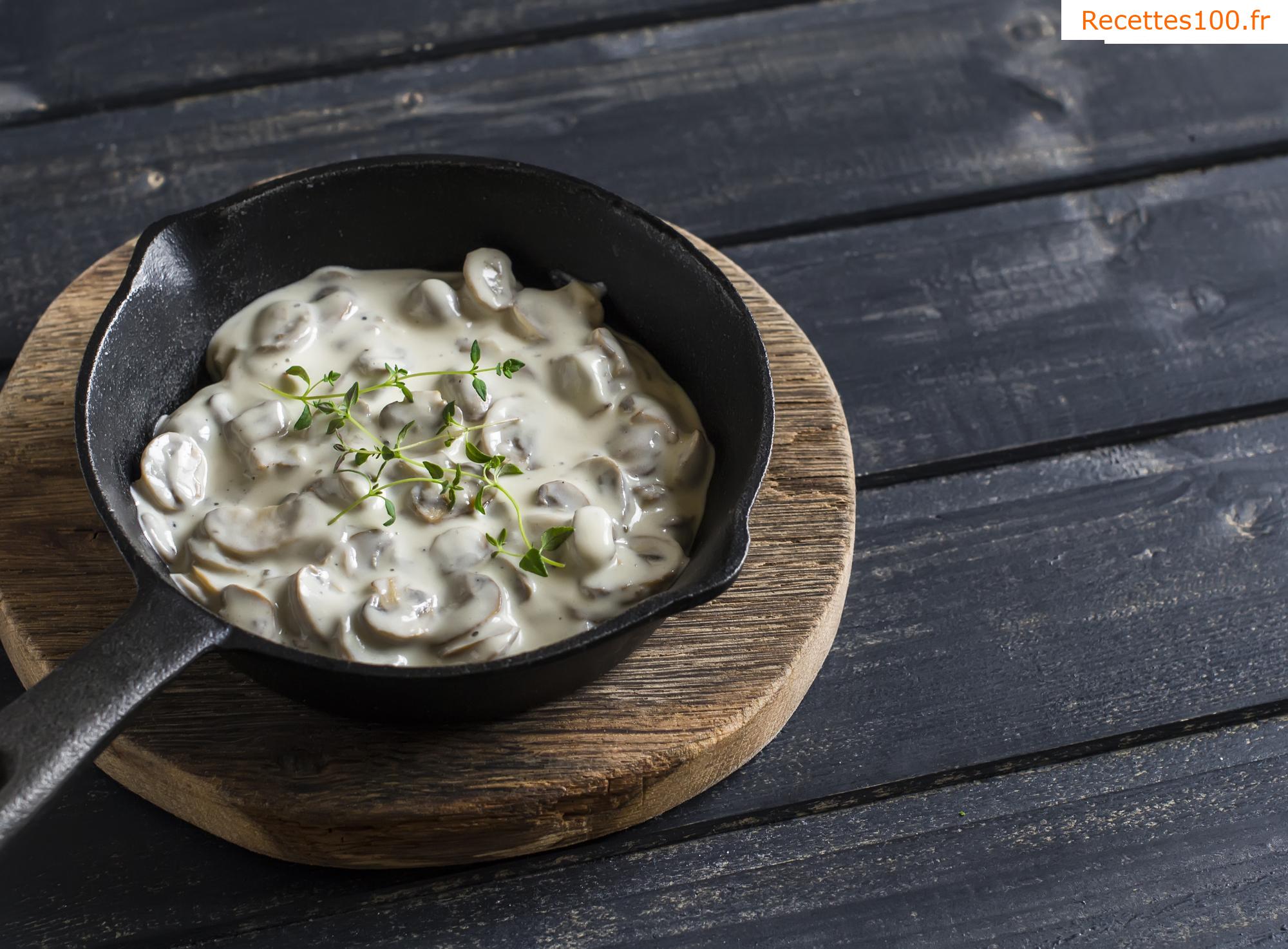 Sauce aux champignons avec de la crème aigre