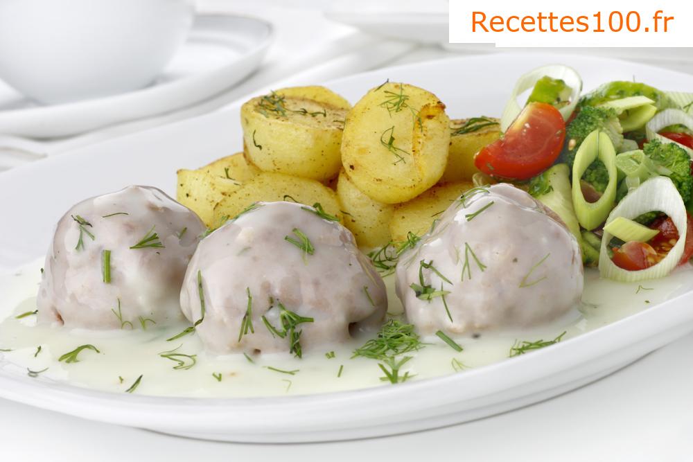Sauce aux champignons et à l'aneth avec de la crème aigre